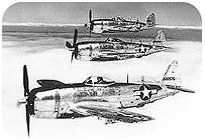Foto histórica de caças P-47 Thunderbolt em formação