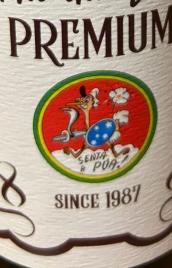 Detalhe do rótulo: o selo Senta a Púa! com relevo